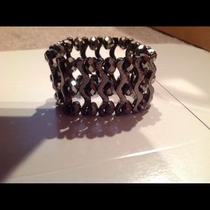 BLK  CRYSTAL/SILVERTONE ACCENT STRETCH BRACELET